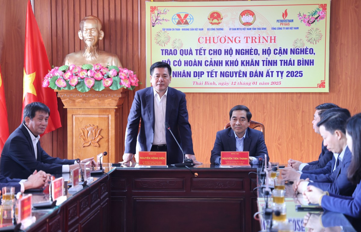 Bộ trưởng Nguyễn Hồng Diên thăm, tặng quà Tết hộ nghèo, người lao động tại Thái Bình