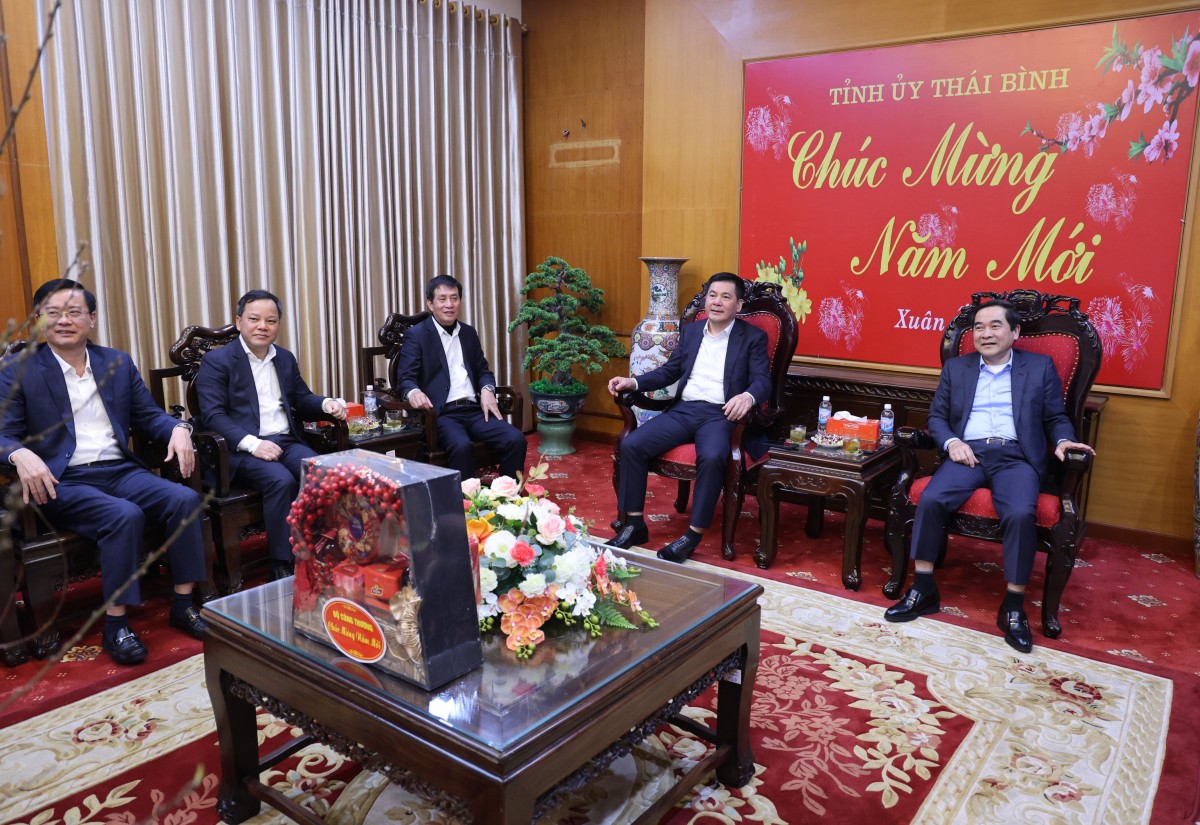 Bộ trưởng Bộ Công Thương Nguyễn Hồng Diên thăm, tặng quà Tết tại Thái Bình