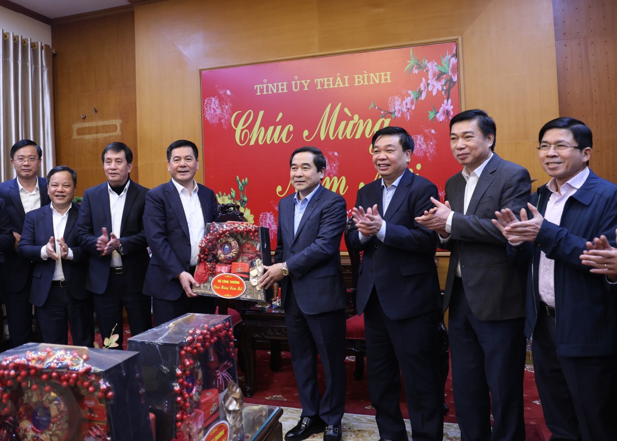 Bộ trưởng Bộ Công Thương Nguyễn Hồng Diên thăm, tặng quà Tết tại Thái Bình