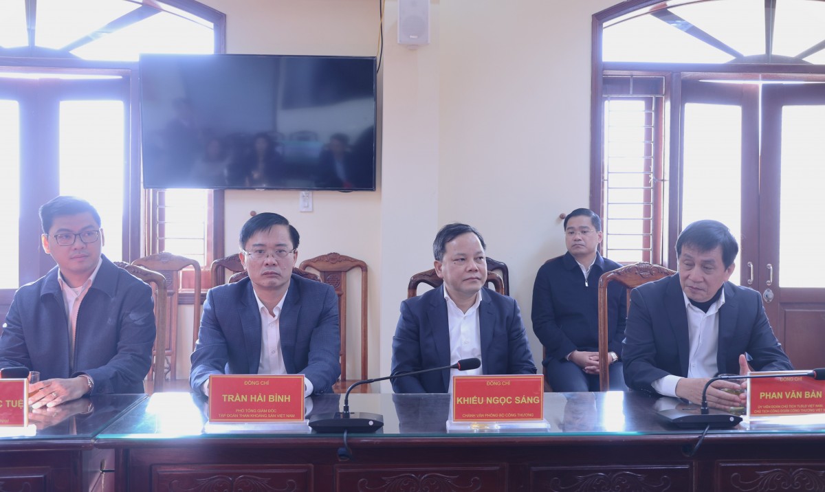 Bộ trưởng Nguyễn Hồng Diên thăm, tặng quà Tết hộ nghèo, người lao động tại Thái Bình