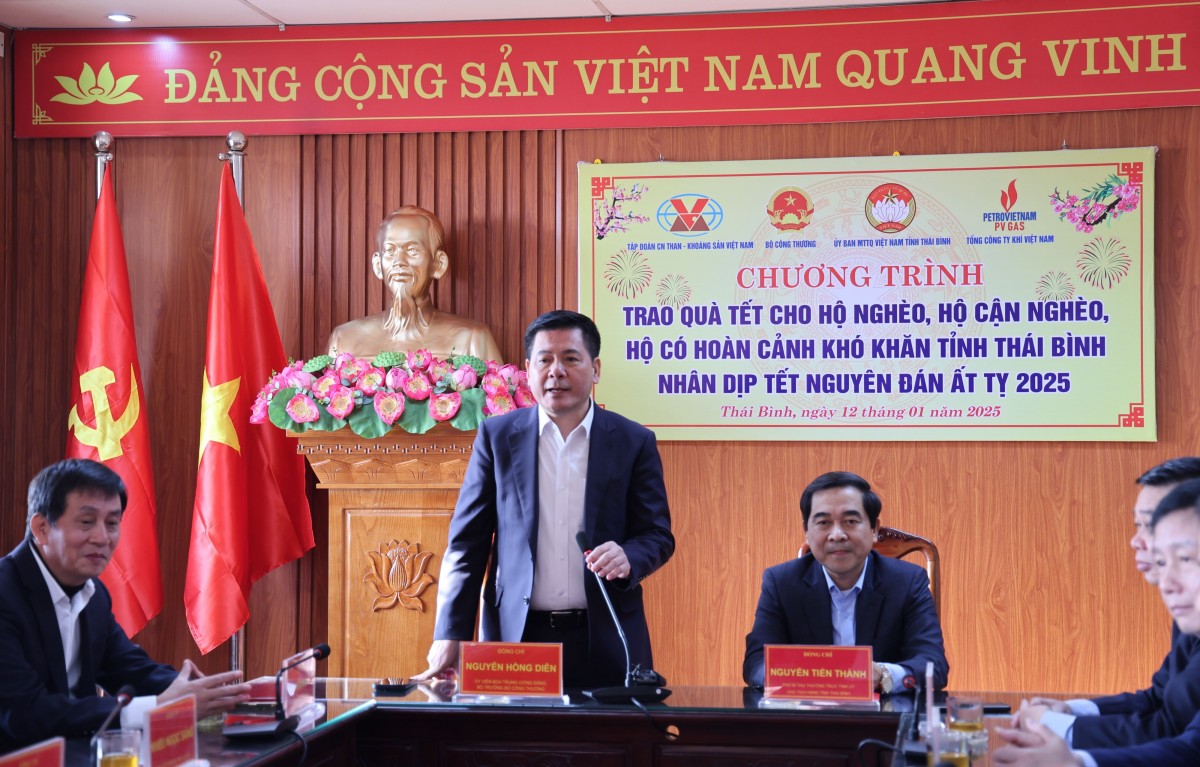 Bộ trưởng Nguyễn Hồng Diên thăm, tặng quà Tết hộ nghèo, người lao động tại Thái Bình