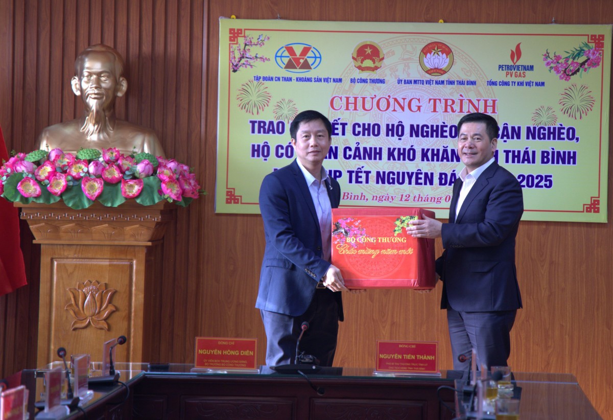 Bộ trưởng Nguyễn Hồng Diên thăm, tặng quà Tết hộ nghèo, người lao động tại Thái Bình