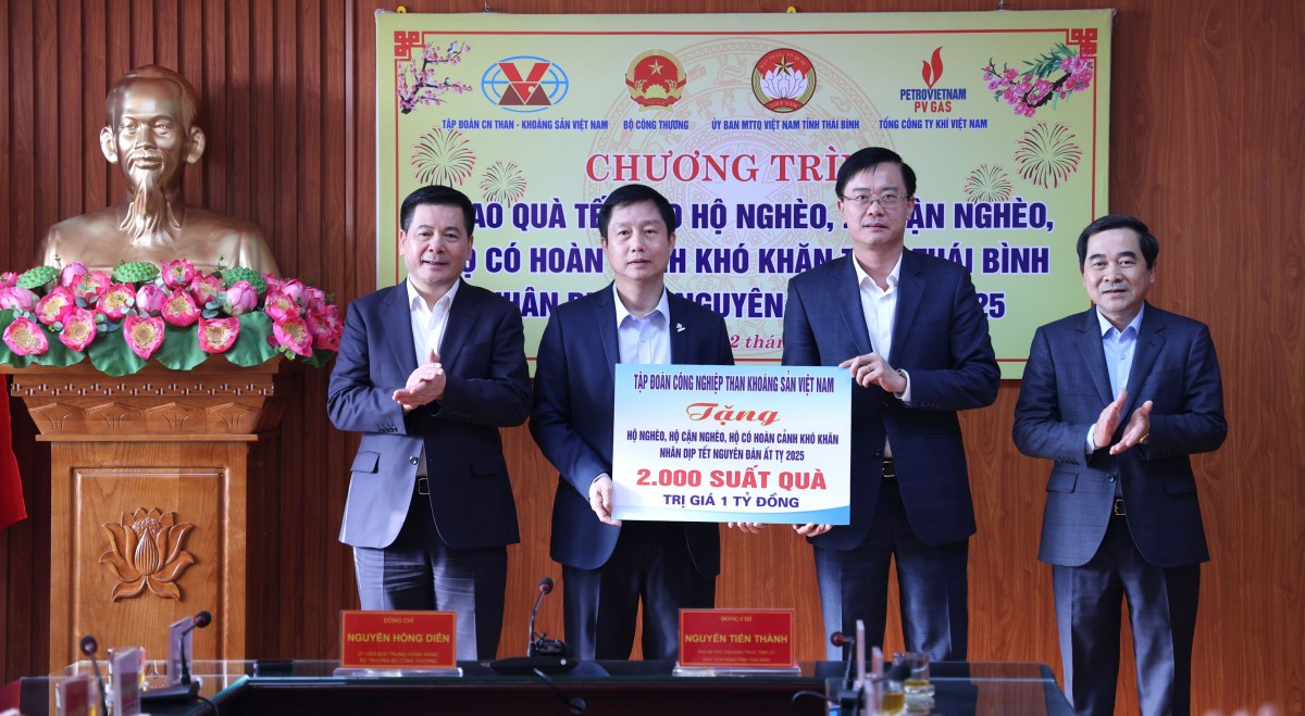 Bộ trưởng Nguyễn Hồng Diên thăm, tặng quà Tết hộ nghèo, người lao động tại Thái Bình