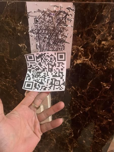 Thanh niên dán đè mã QR nhằm chiếm đoạt tài sản Thanh niên dán đè mã QR nhằm chiếm đoạt tài sản