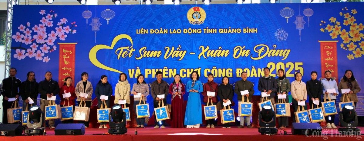 Trao quà cho người lao động có hoàn cảnh khó khăn