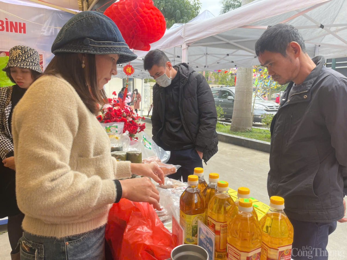 Nhiều doanh nghiệp và hợp tác xã dịch vụ tham gia bán đồ giảm giá cho người lao động