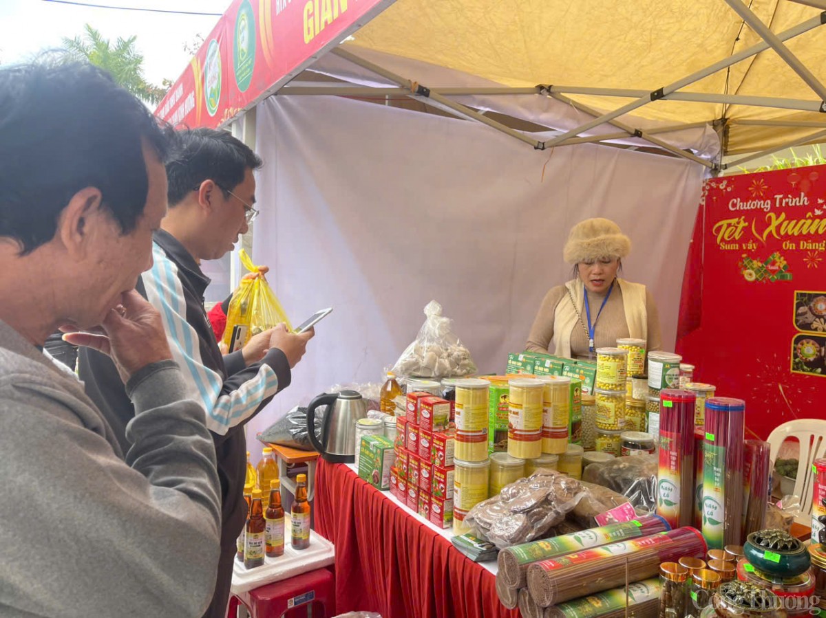 Người lao động lựa chọn sản phẩm tại Phiên chợ công đoàn tại tỉnh Quảng Bình