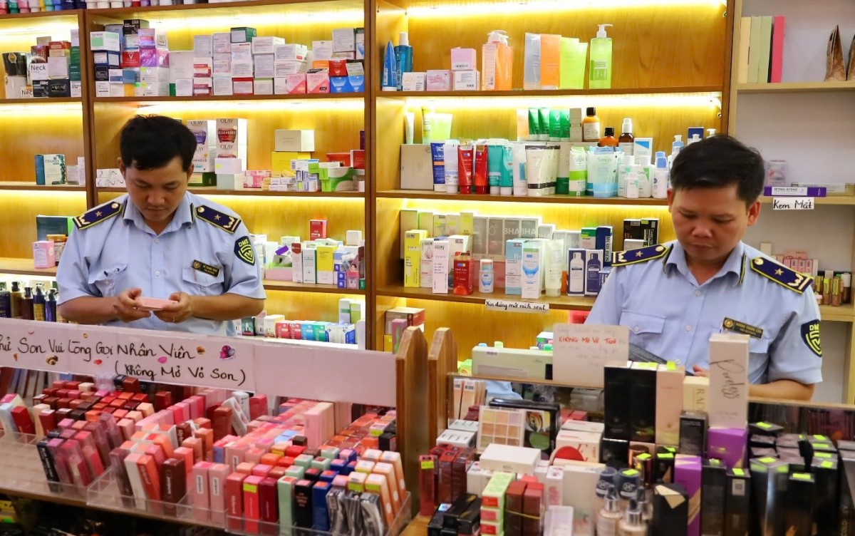 Lực lượng Quản lý thị trường TP. Cần Thơ kiểm tra cửa hàng kinh doanh mỹ phẩm trên địa bàn. Ảnh: Cục Quản lý thị trường TP. Cần Thơ Lực lượng Quản lý thị trường TP. Cần Thơ kiểm tra cửa hàng kinh doanh mỹ phẩm trên địa bàn. Ảnh: Cục Quản lý thị trường TP. Cần Thơ