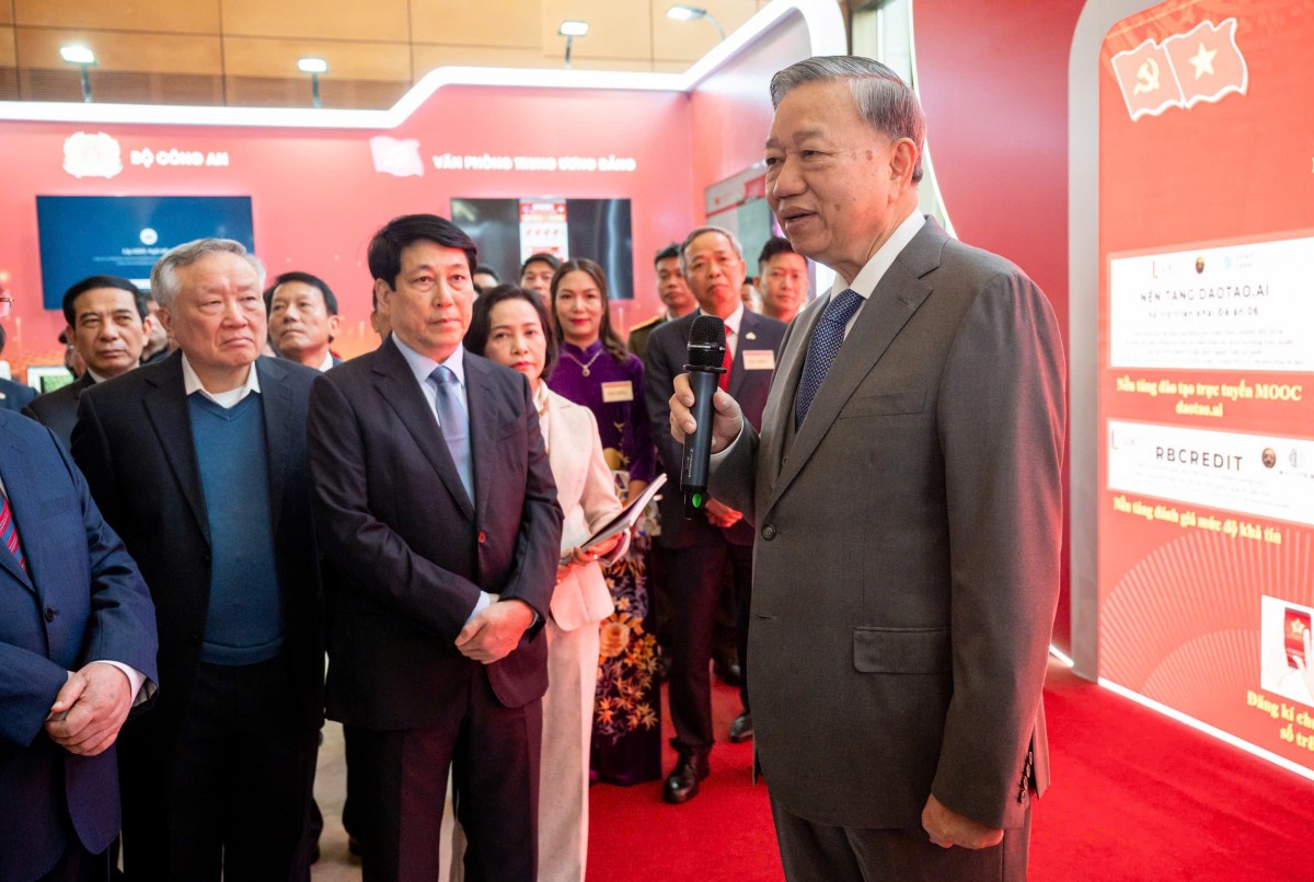 Tổng Bí thư Tô Lâm cùng các lãnh đạo Đảng, Nhà nước tham quan các gian hàng giới thiệu các sản phẩm, dịch vụ, giải pháp khoa học-công nghệ Tổng Bí thư Tô Lâm cùng các lãnh đạo Đảng, Nhà nước tham quan các gian hàng giới thiệu các sản phẩm, dịch vụ, giải pháp khoa học-công nghệ