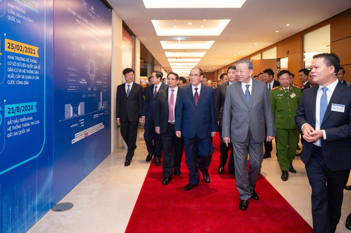 Tổng Bí thư Tô Lâm cùng các lãnh đạo Đảng, Nhà nước tham quan các gian hàng giới thiệu các sản phẩm, dịch vụ, giải pháp khoa học-công nghệ Tổng Bí thư Tô Lâm cùng các lãnh đạo Đảng, Nhà nước tham quan các gian hàng giới thiệu các sản phẩm, dịch vụ, giải pháp khoa học-công nghệ