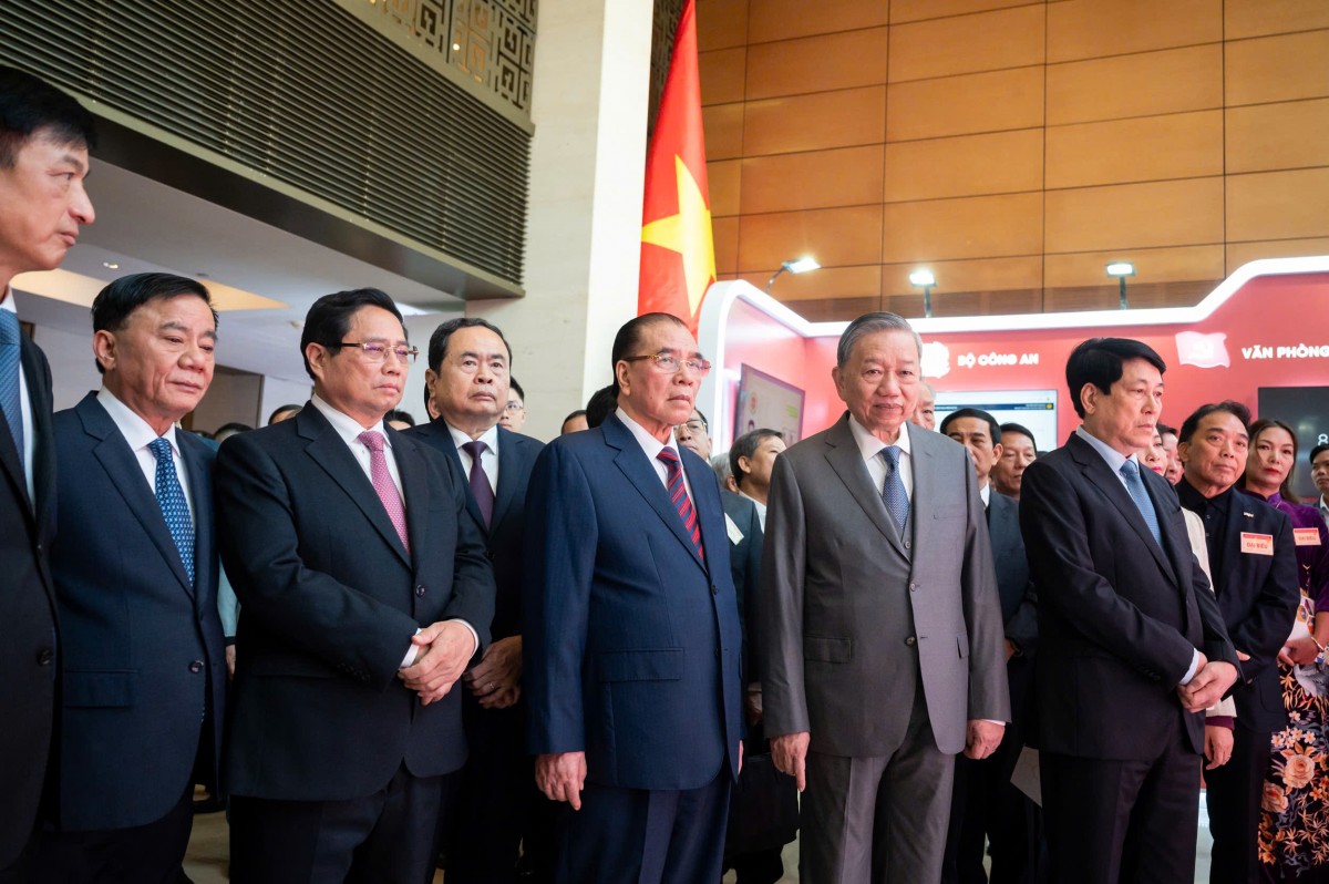 Tổng Bí thư Tô Lâm cùng các lãnh đạo Đảng, Nhà nước tham quan các gian hàng giới thiệu các sản phẩm, dịch vụ, giải pháp khoa học-công nghệ Tổng Bí thư Tô Lâm cùng các lãnh đạo Đảng, Nhà nước tham quan các gian hàng giới thiệu các sản phẩm, dịch vụ, giải pháp khoa học-công nghệ