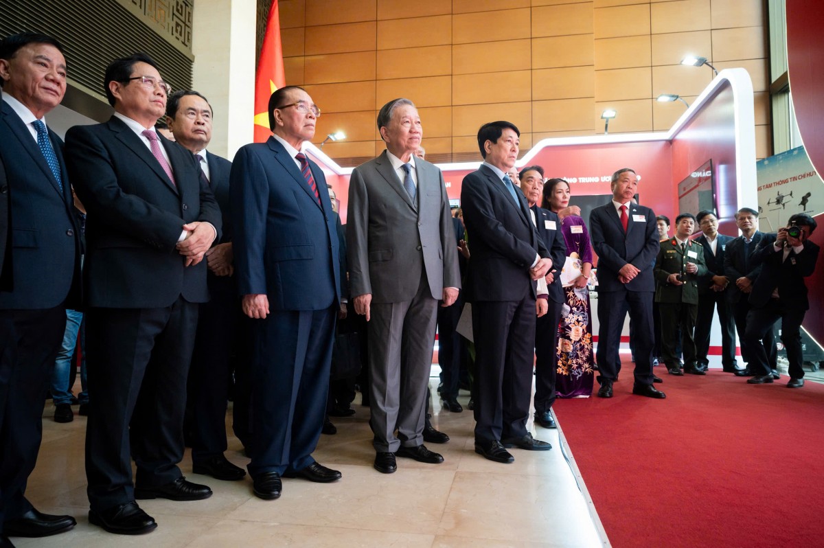 Tổng Bí thư Tô Lâm cùng các lãnh đạo Đảng, Nhà nước tham quan các gian hàng giới thiệu các sản phẩm, dịch vụ, giải pháp khoa học-công nghệ Tổng Bí thư Tô Lâm cùng các lãnh đạo Đảng, Nhà nước tham quan các gian hàng giới thiệu các sản phẩm, dịch vụ, giải pháp khoa học-công nghệ