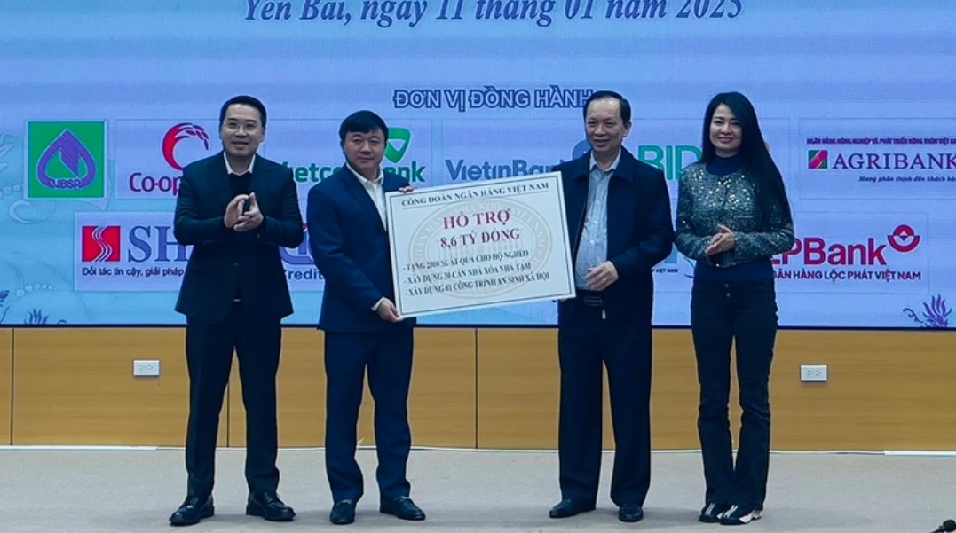 Lãnh đạo Ngân hàng Nhà nước Việt Nam trao 8,6 tỷ đồng cho tỉnh Yên Bái. (Ảnh: THANH SƠN) Lãnh đạo Ngân hàng Nhà nước Việt Nam trao 8,6 tỷ đồng cho tỉnh Yên Bái. (Ảnh: THANH SƠN)