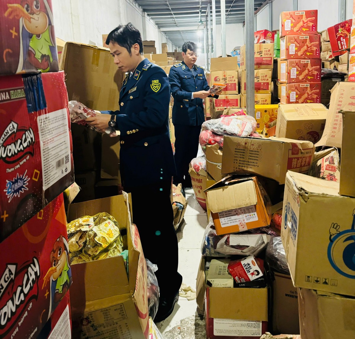 Vĩnh Phúc: Tạm giữ gần 10.000 sản phẩm thực phẩm nhập lậu Vĩnh Phúc: Tạm giữ gần 10.000 sản phẩm thực phẩm nhập lậu