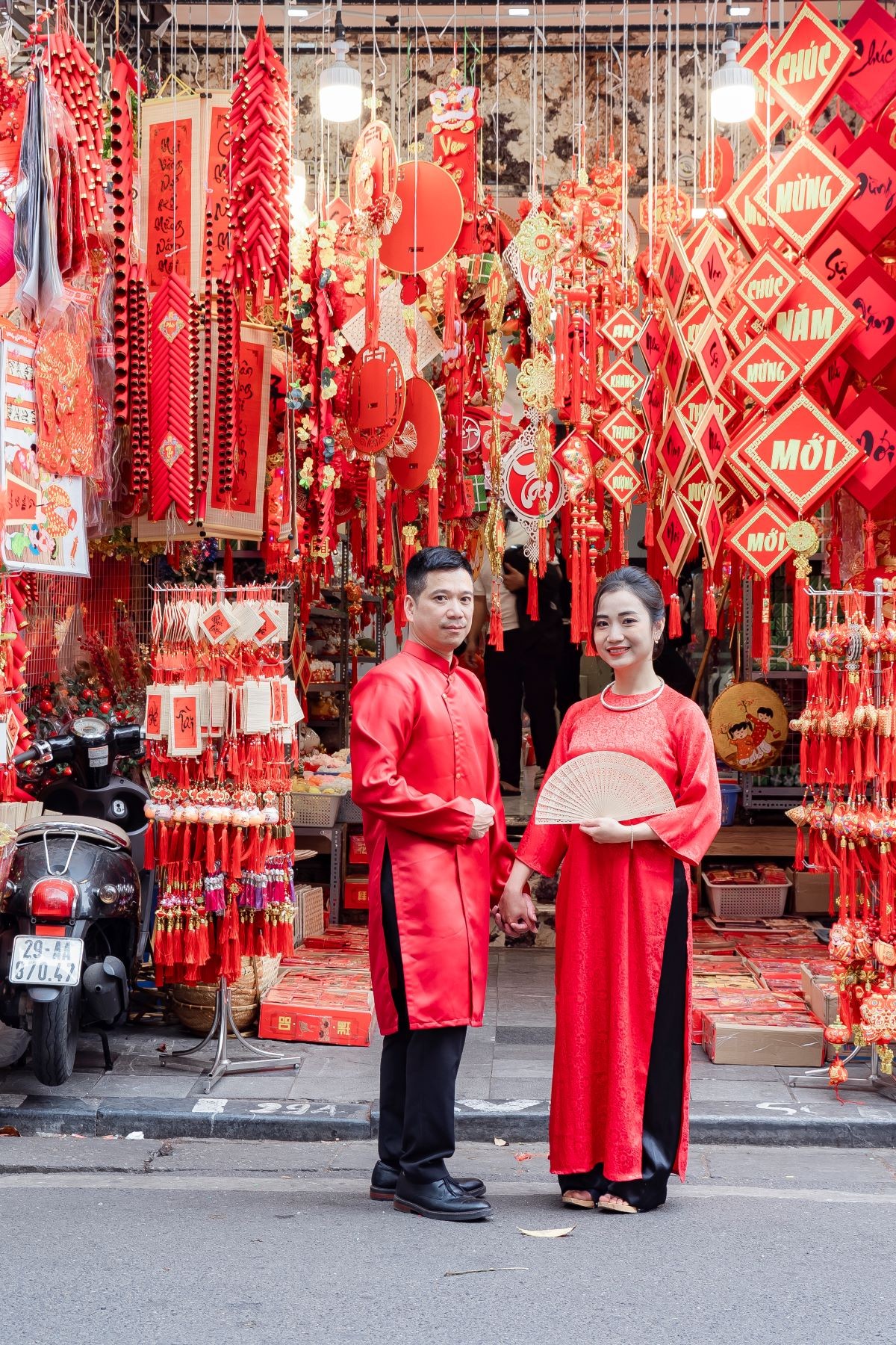 Chị Hà Thu và anh Vũ Lâm đã lưu lại khoảnh khắc Tết Hà Nội trên con phố Hàng Mã