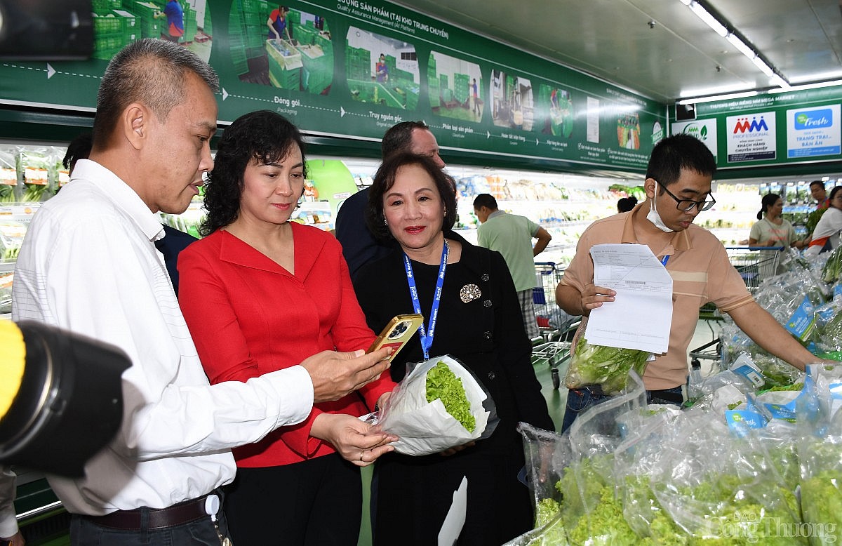 Chùm ảnh: Thứ trưởng Phan Thị Thắng kiểm tra hàng Tết 2025