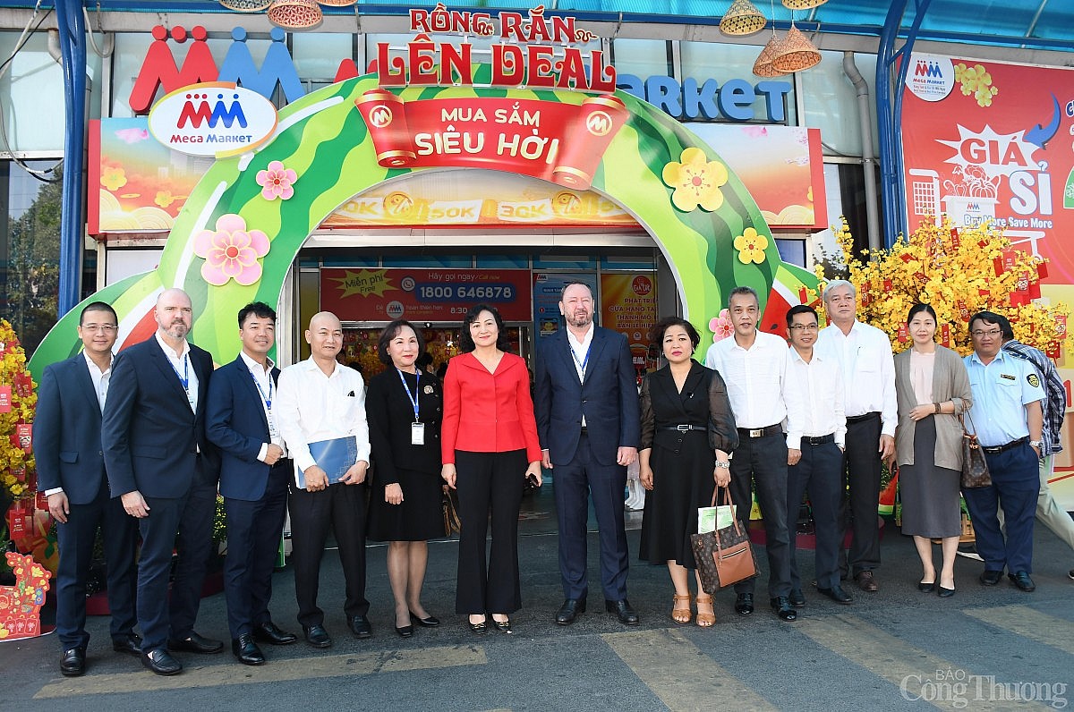 Chùm ảnh: Thứ trưởng Phan Thị Thắng kiểm tra hàng Tết 2025