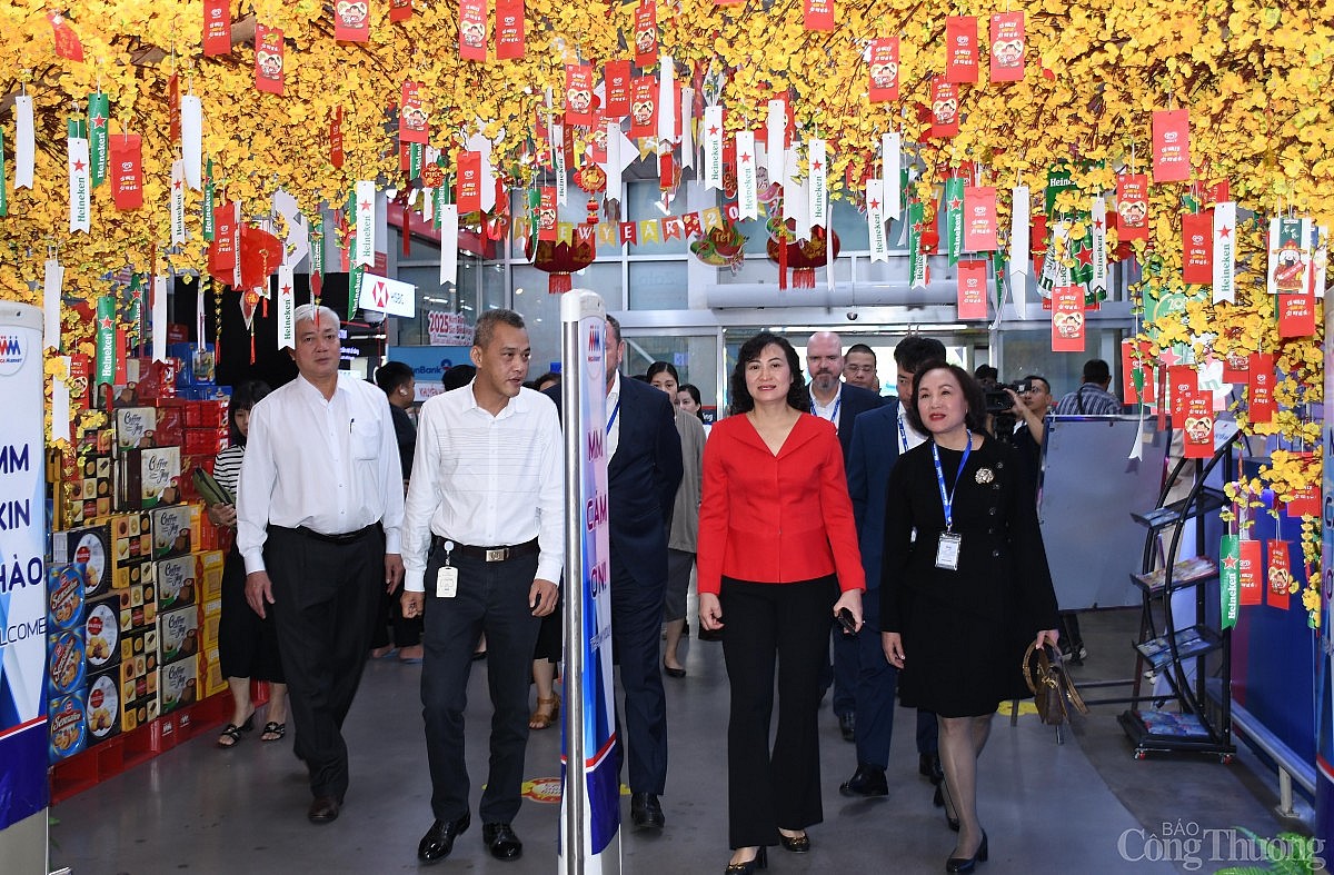 Chùm ảnh: Thứ trưởng Phan Thị Thắng kiểm tra hàng Tết 2025