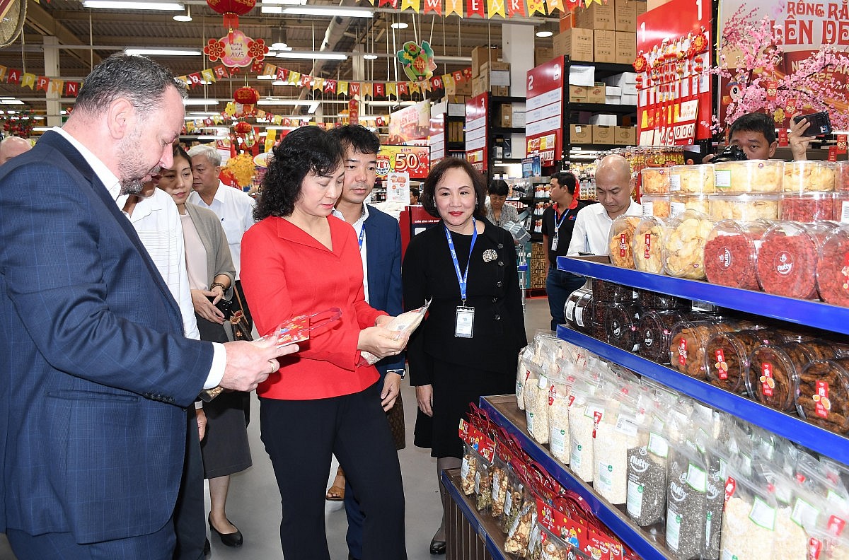 Chùm ảnh: Thứ trưởng Phan Thị Thắng kiểm tra hàng Tết 2025