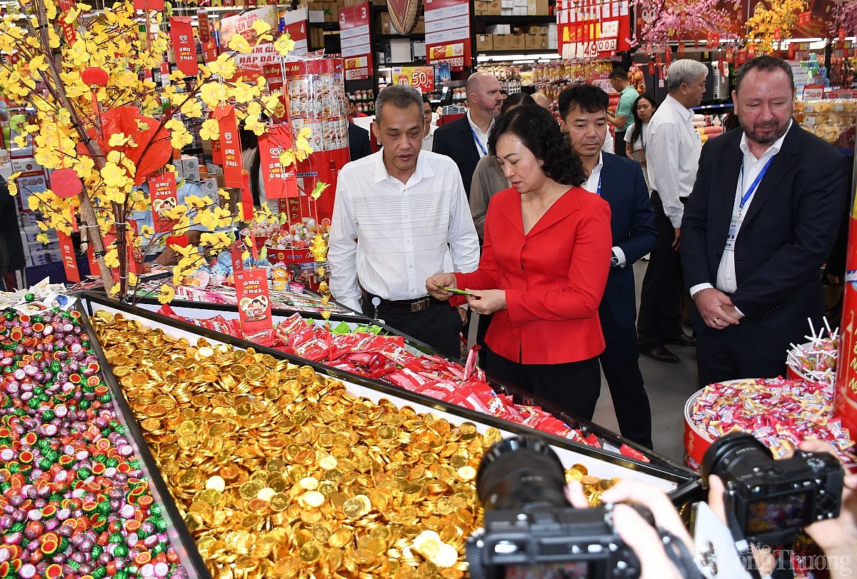 Chùm ảnh: Thứ trưởng Phan Thị Thắng kiểm tra hàng Tết 2025