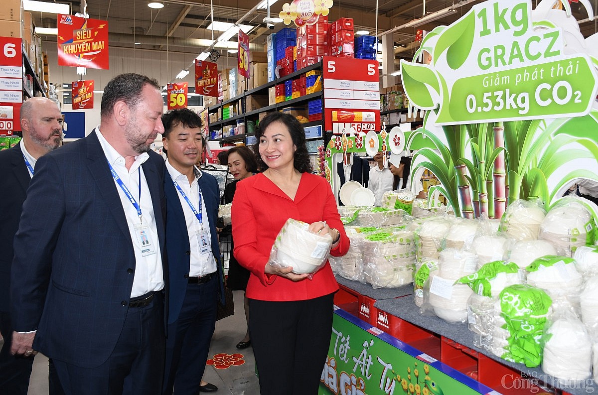 Chùm ảnh: Thứ trưởng Phan Thị Thắng kiểm tra hàng Tết 2025