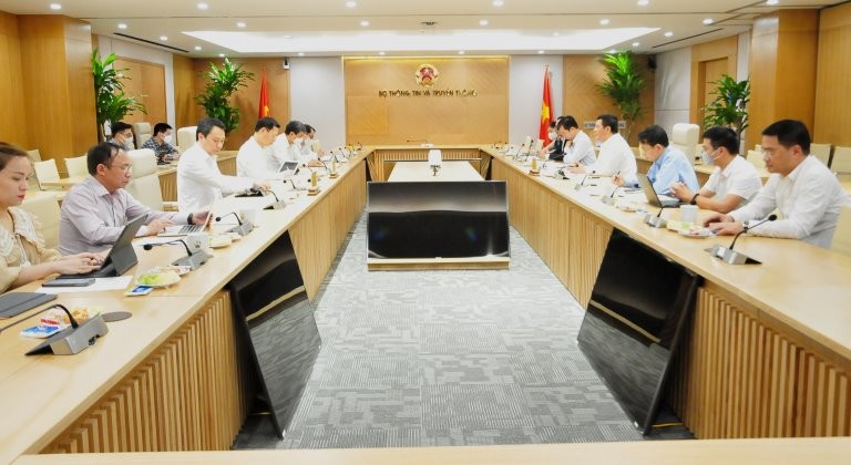 Bộ trưởng Bộ Công Thương Nguyễn Hồng Diên và Bộ trưởng Bộ Thông tin và Truyền thông Nguyễn Mạnh Hùng đã chủ trì buổi làm việc cùng các đơn vị liên quan thuộc hai Bộ nhằm thống nhất phương án triển khai xây dựng hệ thống phần mềm quản lý nhà nước đối với mặt hàng xăng dầu
