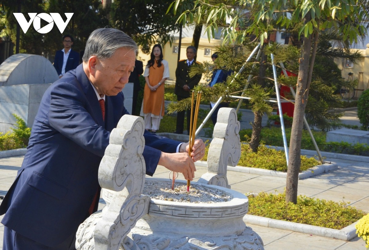Tổng Bí thư Tô Lâm dâng hương tưởng niệm Tổng Bí thư Nguyễn Văn Cừ. Ảnh: VOV Tổng Bí thư Tô Lâm dâng hương tưởng niệm Tổng Bí thư Nguyễn Văn Cừ. Ảnh: VOV
