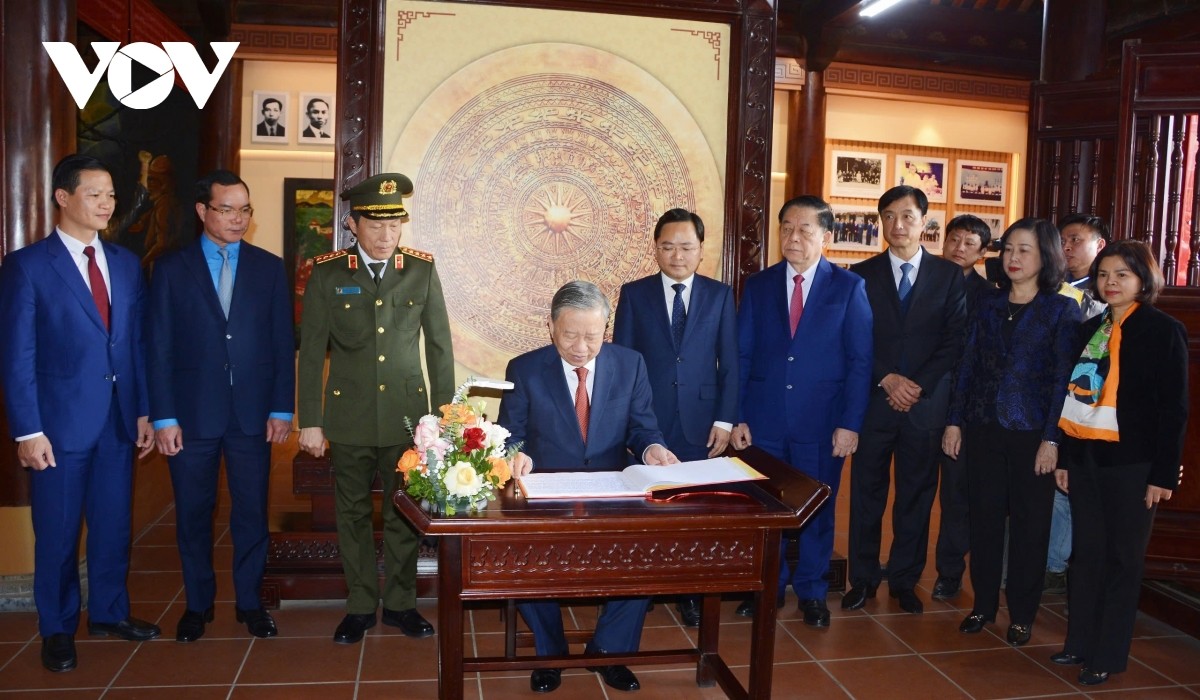 Tổng Bí thư Tô Lâm ghi Sổ lưu bút. Ảnh: VOV Tổng Bí thư Tô Lâm ghi Sổ lưu bút. Ảnh: VOV