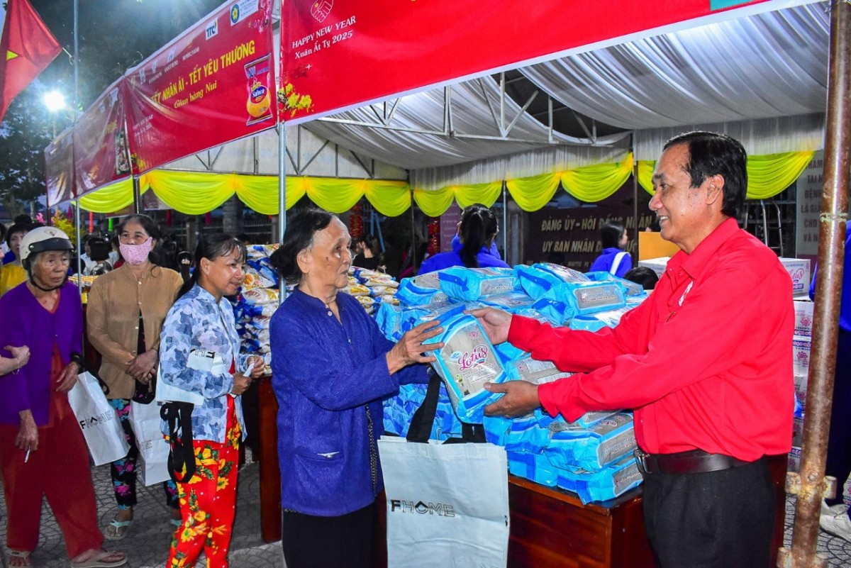 Bà con nhận quà tại “Phiên chợ nghĩa tình”. Bà con nhận quà tại “Phiên chợ nghĩa tình”.