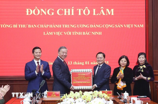 Tổng Bí thư Tô Lâm tặng quà cho Đảng bộ, chính quyền và nhân dân tỉnh Bắc Ninh. Ảnh: TTXVN Tổng Bí thư Tô Lâm tặng quà cho Đảng bộ, chính quyền và nhân dân tỉnh Bắc Ninh. Ảnh: TTXVN