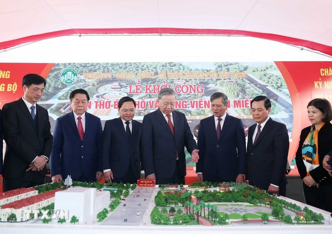 Tổng Bí thư Tô Lâm và các đại biểu xem mô hình “Đền thờ Bác Hồ và Công viên Văn Miếu. Ảnh: TTXVN Tổng Bí thư Tô Lâm và các đại biểu xem mô hình “Đền thờ Bác Hồ và Công viên Văn Miếu. Ảnh: TTXVN