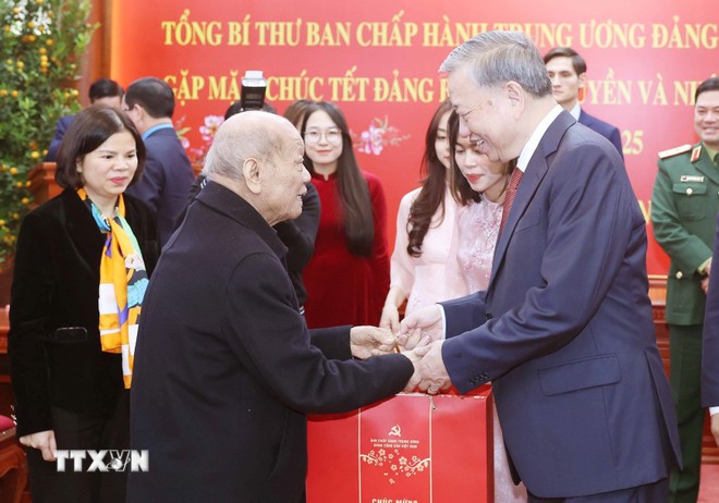 Tổng Bí thư Tô Lâm tặng quà các đại biểu. Ảnh: TTXVN Tổng Bí thư Tô Lâm tặng quà các đại biểu. Ảnh: TTXVN