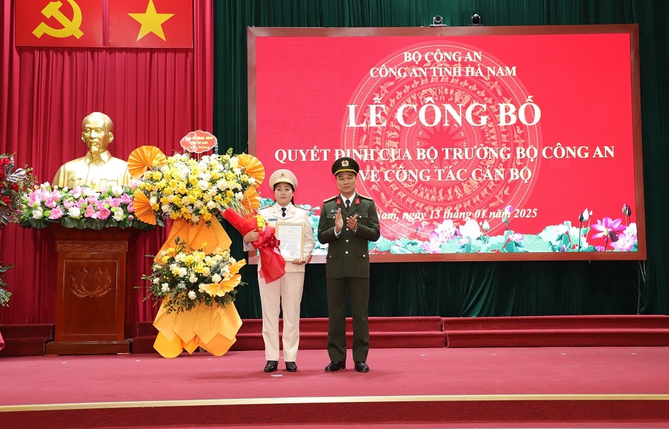 Thừa uỷ quyền của Bộ trưởng Bộ Công an, Đại tá Tô Anh Dũng - Ủy viên BTV Tỉnh ủy, Bí thư Đảng ủy, Giám đốc Công an tỉnh trao Quyết định về việc bổ nhiệm Thượng tá Đỗ Thị Thu Hiền - Trưởng Công an thành phố Phủ Lý giữ chức vụ Phó Giám đốc Công an tỉnh Hà Nam. Ảnh: Công an Hà Nam Thừa uỷ quyền của Bộ trưởng Bộ Công an, Đại tá Tô Anh Dũng - Ủy viên BTV Tỉnh ủy, Bí thư Đảng ủy, Giám đốc Công an tỉnh trao Quyết định về việc bổ nhiệm Thượng tá Đỗ Thị Thu Hiền - Trưởng Công an thành phố Phủ Lý giữ chức vụ Phó Giám đốc Công an tỉnh Hà N