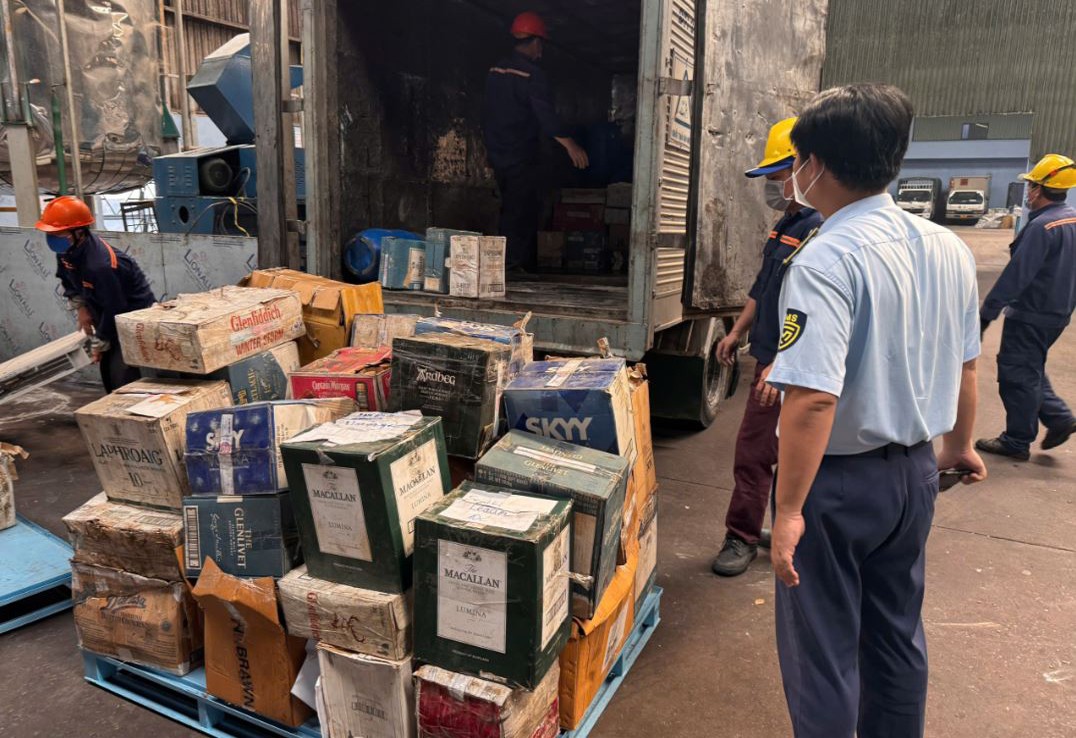 Hàng hóa đang được tập kết để đưa vào tiêu hủy. Ảnh: Cục Quản lý thị trường TP. Hồ Chí Minh