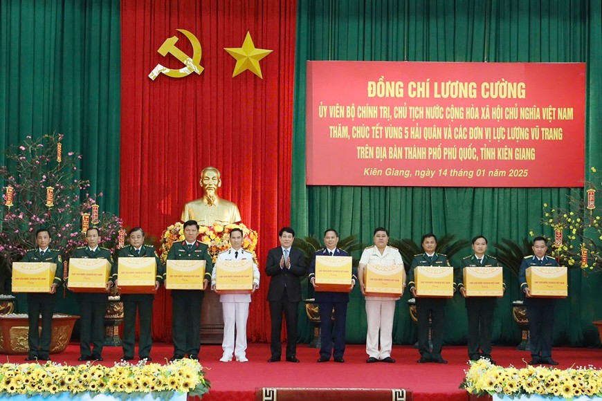 Chủ tịch nước tặng quà các đơn vị đứng chân trên địa bàn TP Phú Quốc. Chủ tịch nước tặng quà các đơn vị đứng chân trên địa bàn TP Phú Quốc.