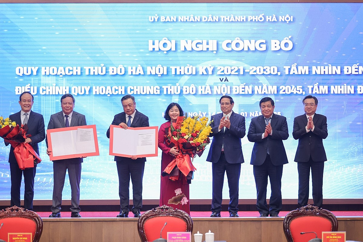 Thủ tướng trao quyết định công bố Quy hoạch Thủ đô Hà Nội thời kỳ 2021-2030, tầm nhìn đến năm 2050, Điều chỉnh Quy hoạch chung Thủ đô Hà Nội đến năm 2045, tầm nhìn đến năm 2065 cho lãnh đạo TP. Hà Nội - Ảnh: VGP/Nhật Bắc Thủ tướng trao quyết định công bố Quy hoạch Thủ đô Hà Nội thời kỳ 2021-2030, tầm nhìn đến năm 2050, Điều chỉnh Quy hoạch chung Thủ đô Hà Nội đến năm 2045, tầm nhìn đến năm 2065 cho lãnh đạo TP. Hà Nội - Ảnh: VGP/Nhật Bắc