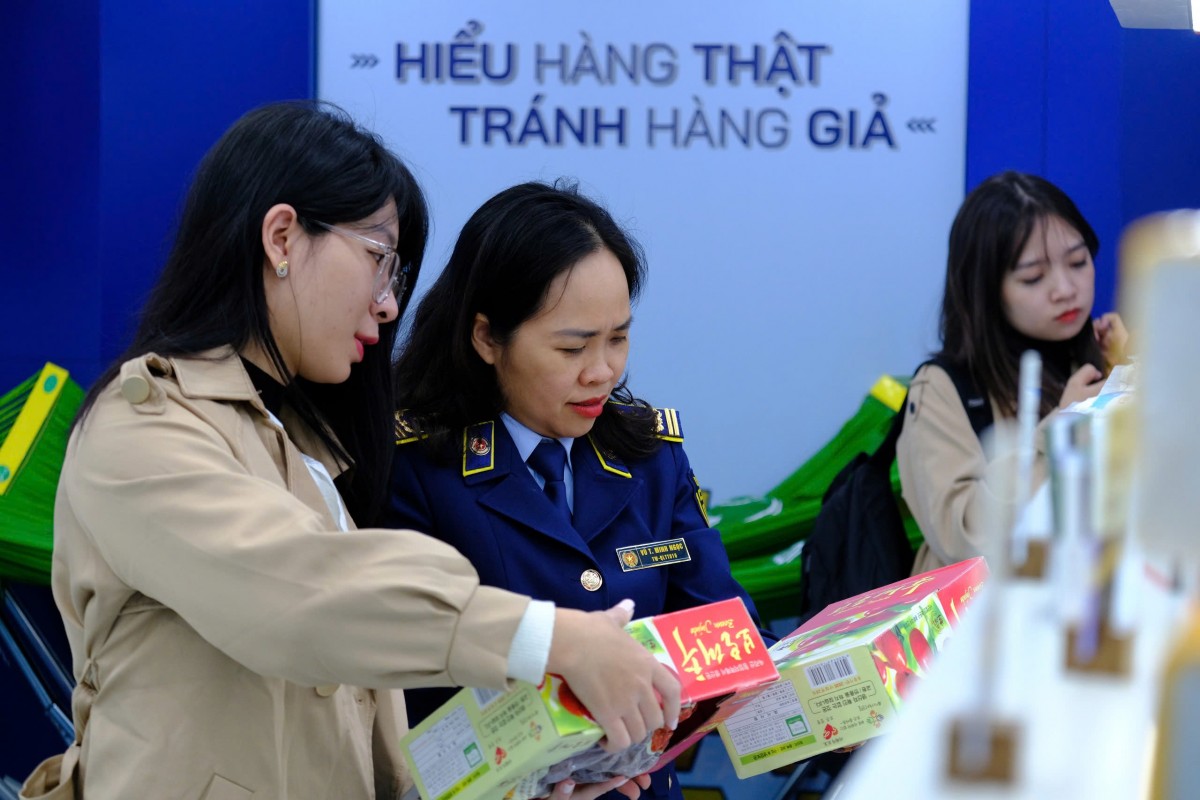 Hà Nội: Mở cửa Phòng trưng bày phân biệt hàng thật-hàng giả Hà Nội: Mở cửa Phòng trưng bày phân biệt hàng thật-hàng giả