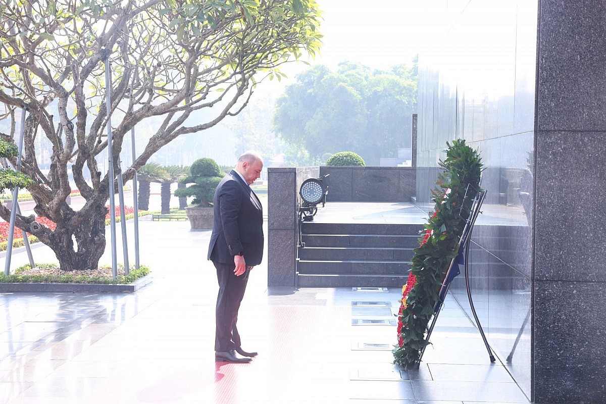 Thủ tướng Mishustin đặt vòng hoa và vào Lăng viếng Chủ tịch Hồ Chí Minh - Ảnh: VGP/Nhật Bắc Thủ tướng Mishustin đặt vòng hoa và vào Lăng viếng Chủ tịch Hồ Chí Minh - Ảnh: VGP/Nhật Bắc