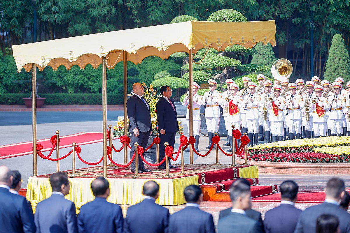 Hai Thủ tướng đứng trên bục danh dự, quân nhạc cử quốc thiều hai nước - Ảnh: VGP/Nhật Bắc Hai Thủ tướng đứng trên bục danh dự, quân nhạc cử quốc thiều hai nước - Ảnh: VGP/Nhật Bắc