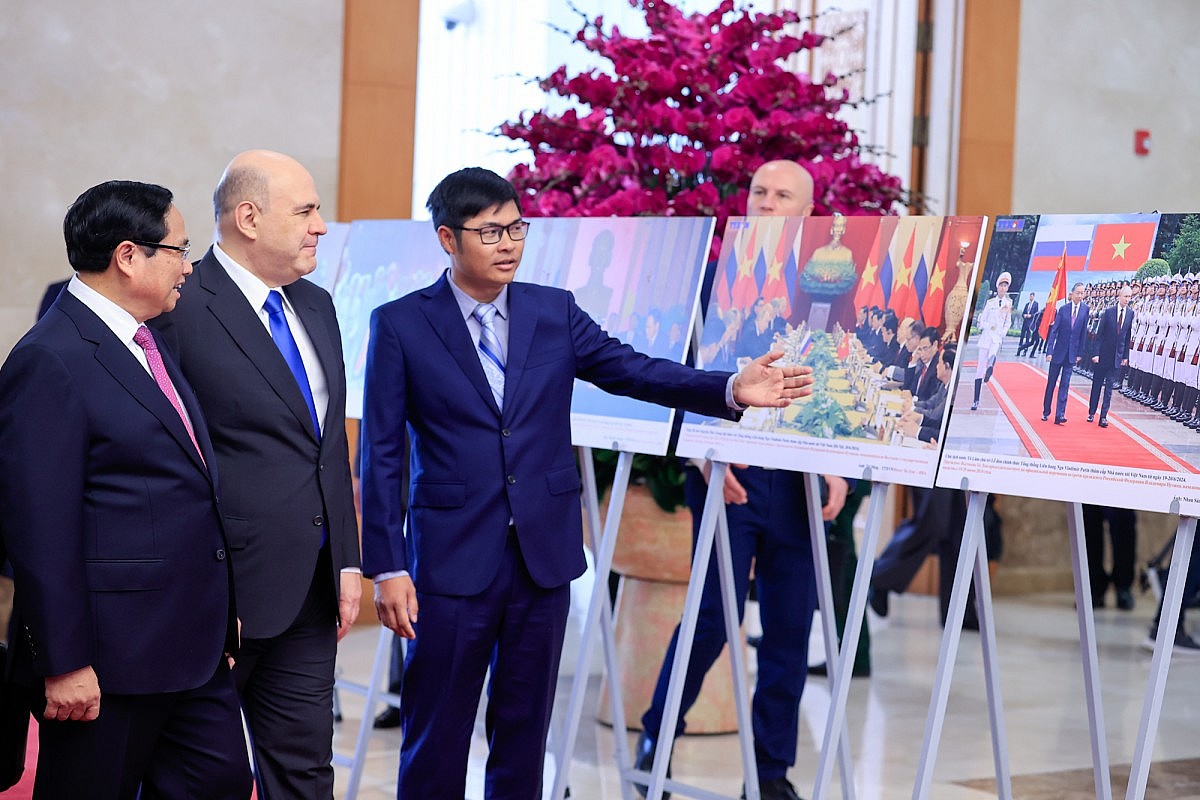 Hai Thủ tướng tham quan trưng bày ảnh về đất nước, con người, quan hệ tốt đẹp Việt Nam-Liên bang Nga - Ảnh: VGP/Nhật Bắc Hai Thủ tướng tham quan trưng bày ảnh về đất nước, con người, quan hệ tốt đẹp Việt Nam-Liên bang Nga - Ảnh: VGP/Nhật Bắc