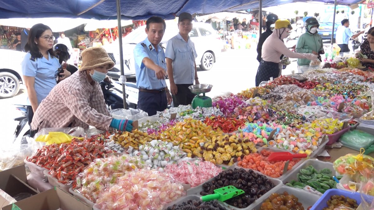 kiểm tra mặt hàng bánh kẹo tại các sạp trong chợ truyền thống. kiểm tra mặt hàng bánh kẹo tại các sạp trong chợ truyền thống.
