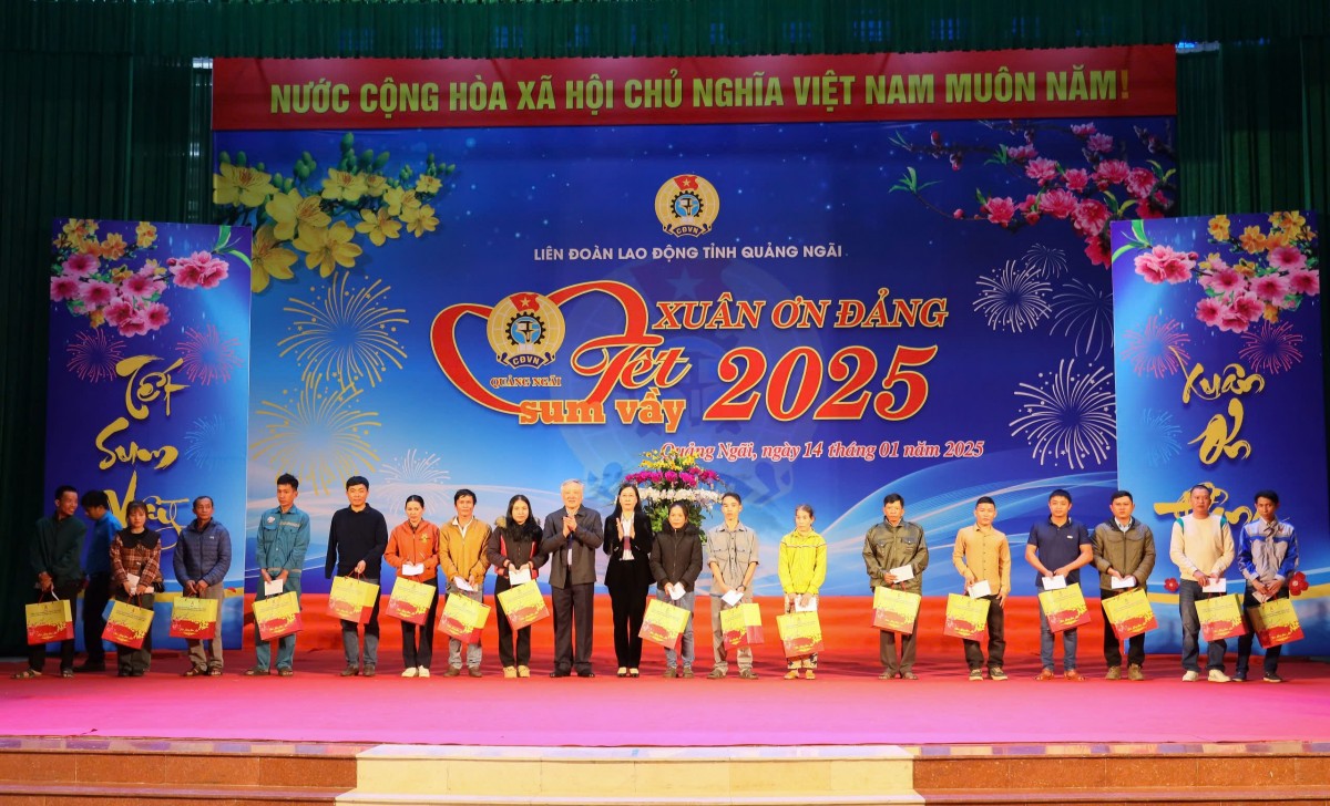 Phó Thủ tướng Nguyễn Hòa Bình trao quà Tết tại Quảng Ngãi