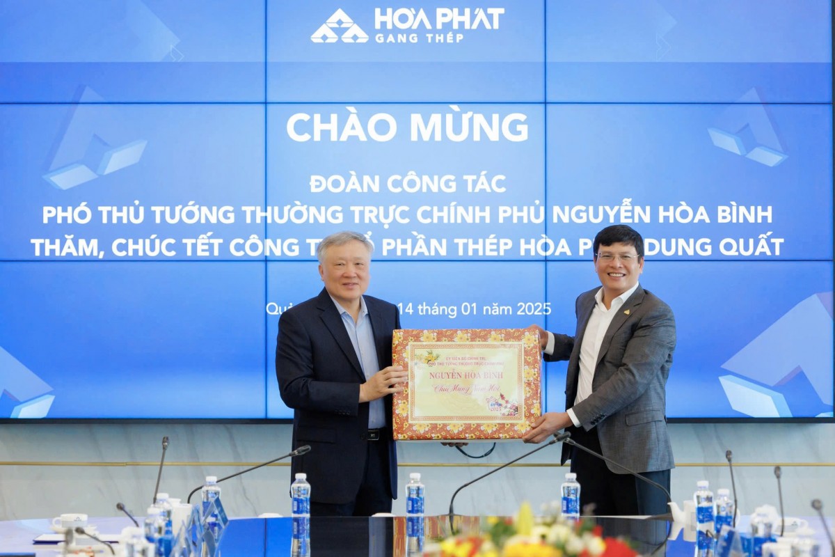 Phó Thủ tướng Nguyễn Hòa Bình trao quà Tết tại Quảng Ngãi