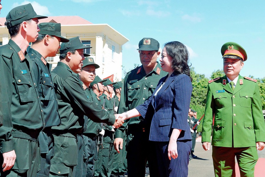Phó Chủ tịch nước Võ Thị Ánh Xuân thăm hỏi, chúc Tết cán bộ, chiến sĩ Trung đoàn Cảnh sát cơ động Tây Nguyên. Ảnh: Đ.T