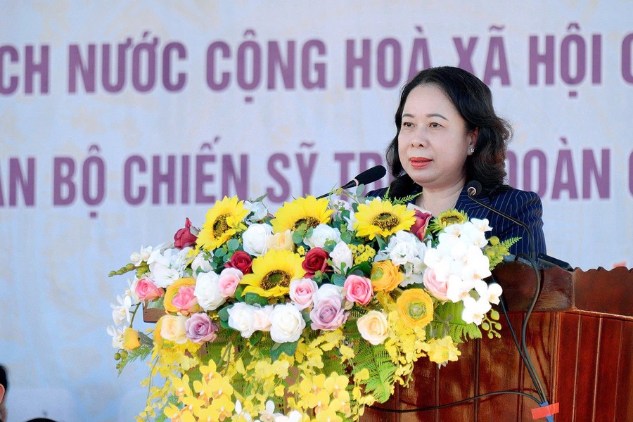 Phó Chủ tịch nước Võ Thị Ánh Xuân phát biểu động viên cán bộ, chiến sĩ Trung đoàn Cảnh sát Cơ động Tây Nguyên. Ảnh: Đ.T