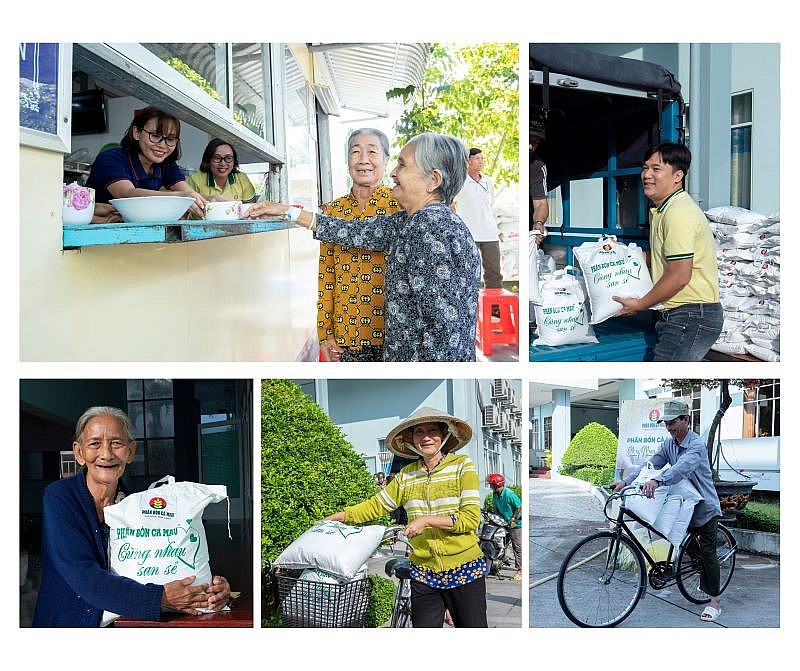 Bà con vui mừng nhận quà từ Phân Bón Cà Mau. Bà con vui mừng nhận quà từ Phân Bón Cà Mau.