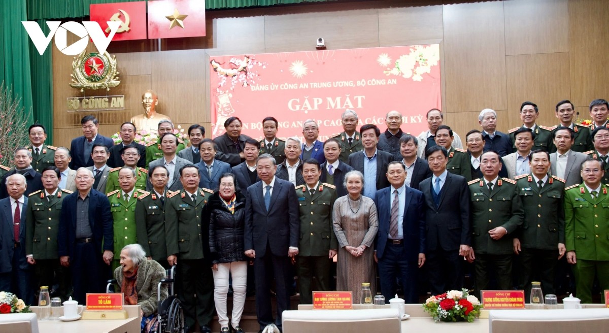 Tổng Bí thư Tô Lâm chụp ảnh cùng các cán bộ cấp cao Công an qua các thời kỳ. Ảnh: VOV Tổng Bí thư Tô Lâm chụp ảnh cùng các cán bộ cấp cao Công an qua các thời kỳ. Ảnh: VOV
