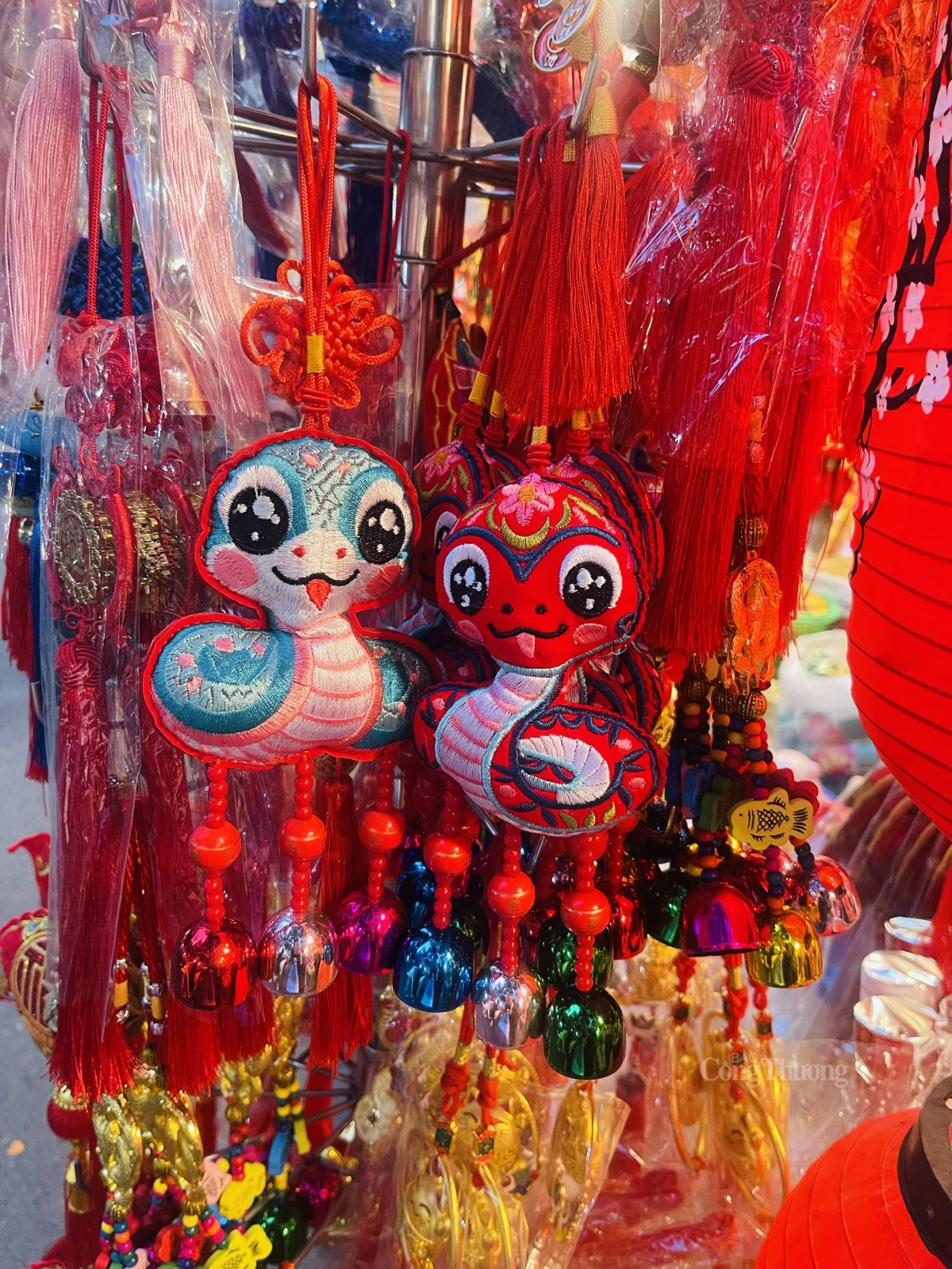 Linh vật năm 2025 được tạo hình khéo léo, đa dạng màu sắc. Ảnh: Nguyễn Thanh Linh vật năm 2025 được tạo hình khéo léo, đa dạng màu sắc. Ảnh: Nguyễn Thanh