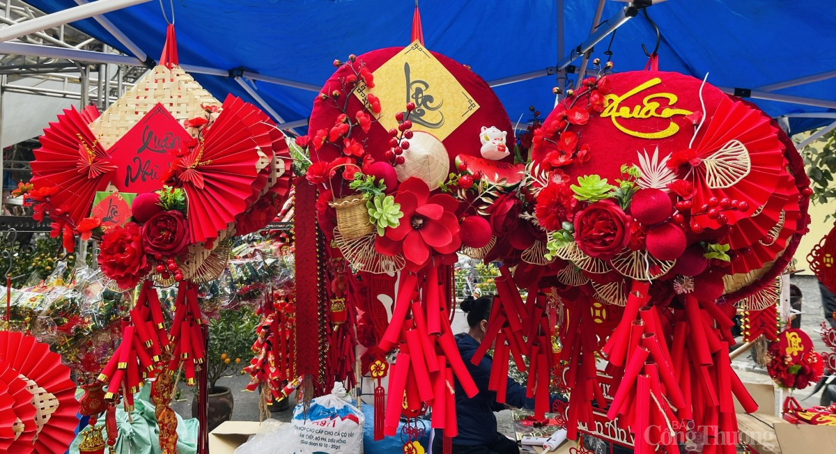 Nhiều mẫu trang trí được chủ hàng cầu kỳ tạo hình, rất tiện lợi cho việc trưng bày. Ảnh: Nguyễn Thanh Nhiều mẫu trang trí được chủ hàng cầu kỳ tạo hình, rất tiện lợi cho việc trưng bày. Ảnh: Nguyễn Thanh