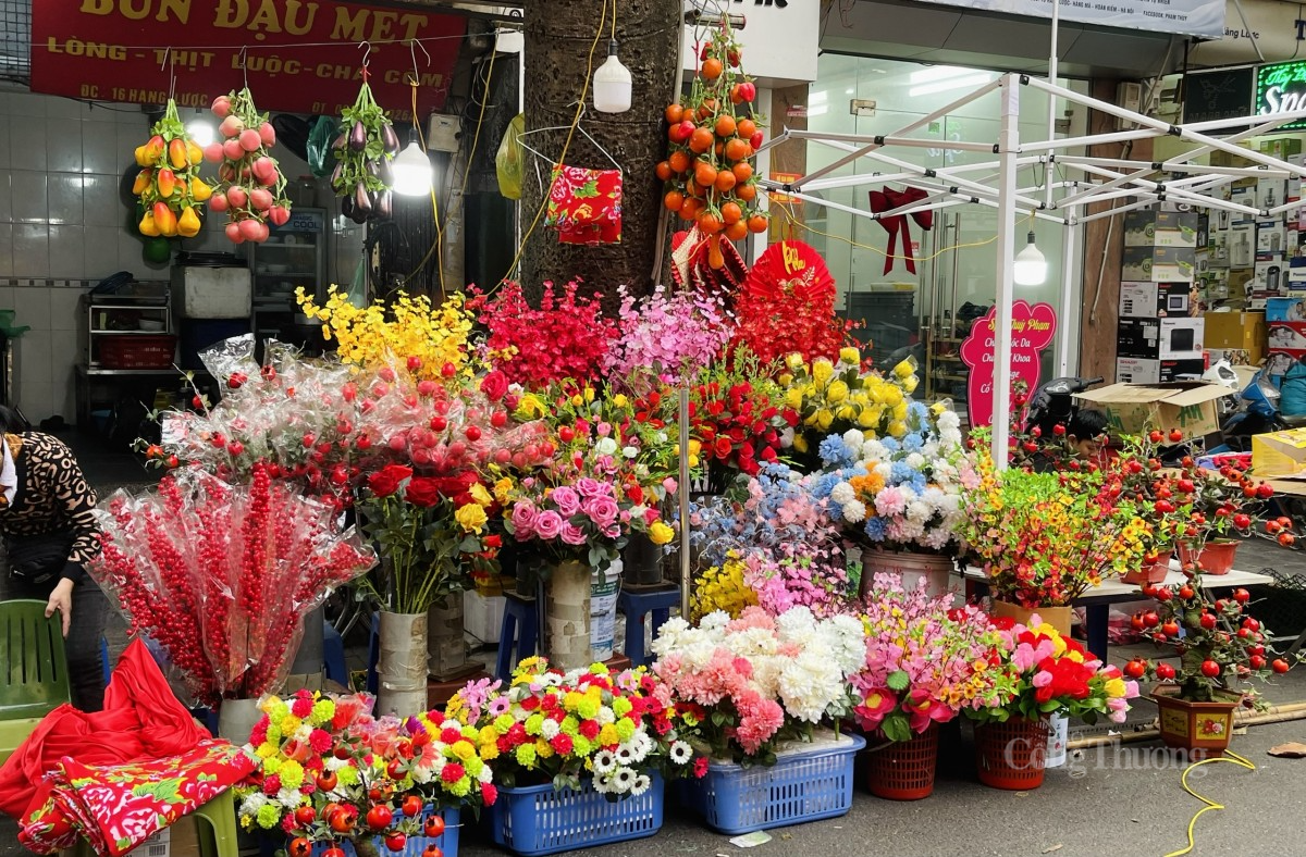 Các gian hàng hoa lụa với đa dạng loại hoa trưng dịp Tết. Ảnh: Nguyễn Thanh Các gian hàng hoa lụa với đa dạng loại hoa trưng dịp Tết. Ảnh: Nguyễn Thanh